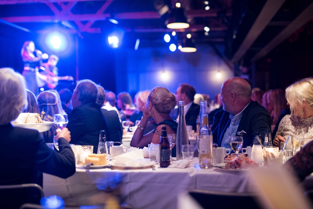 Kajskjul 8 matgäster med show i bakgrunden